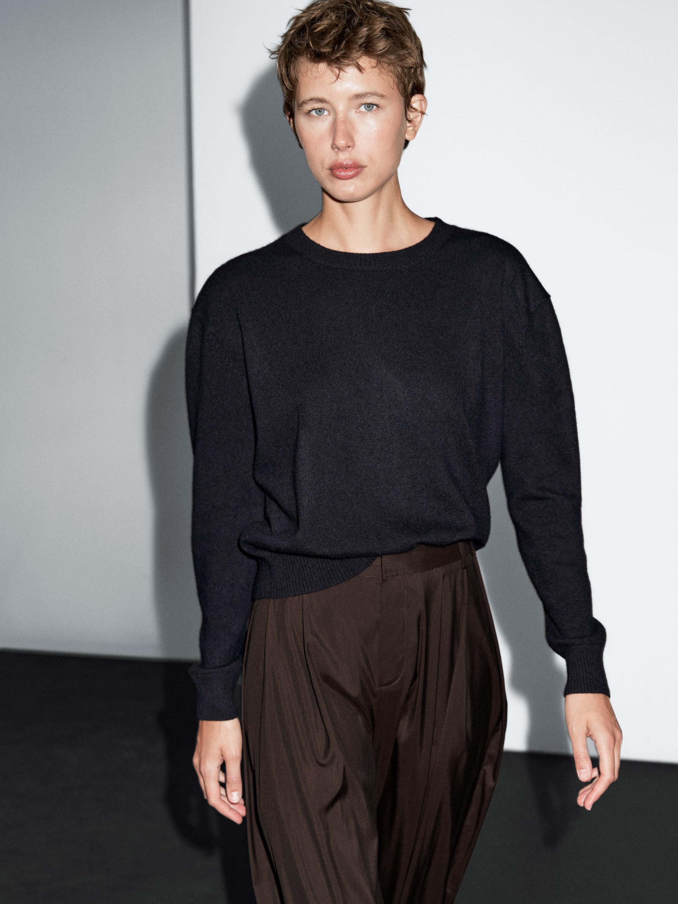 Flowing trousers with darts